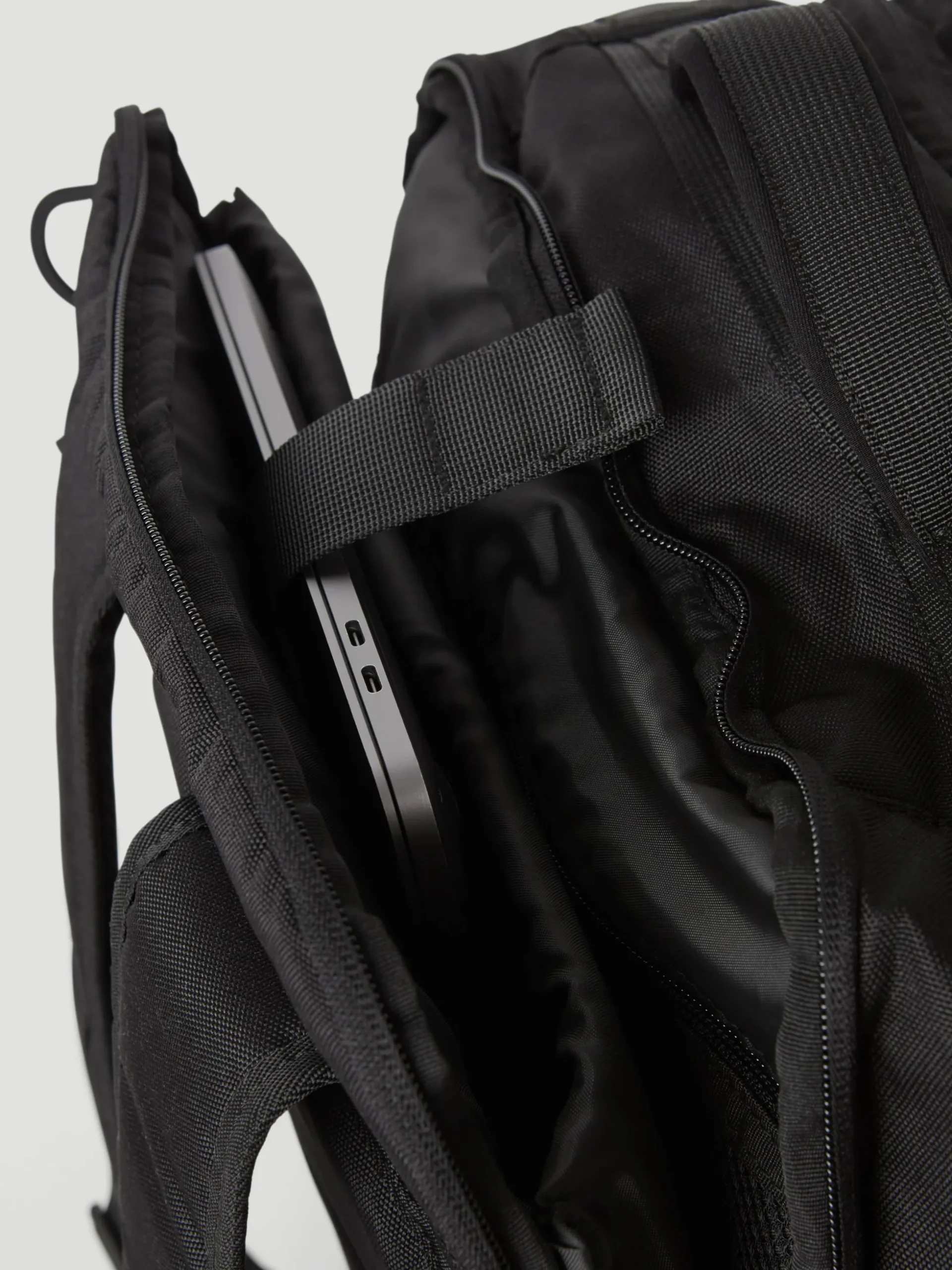 Borg Travel Backpack L - 35L